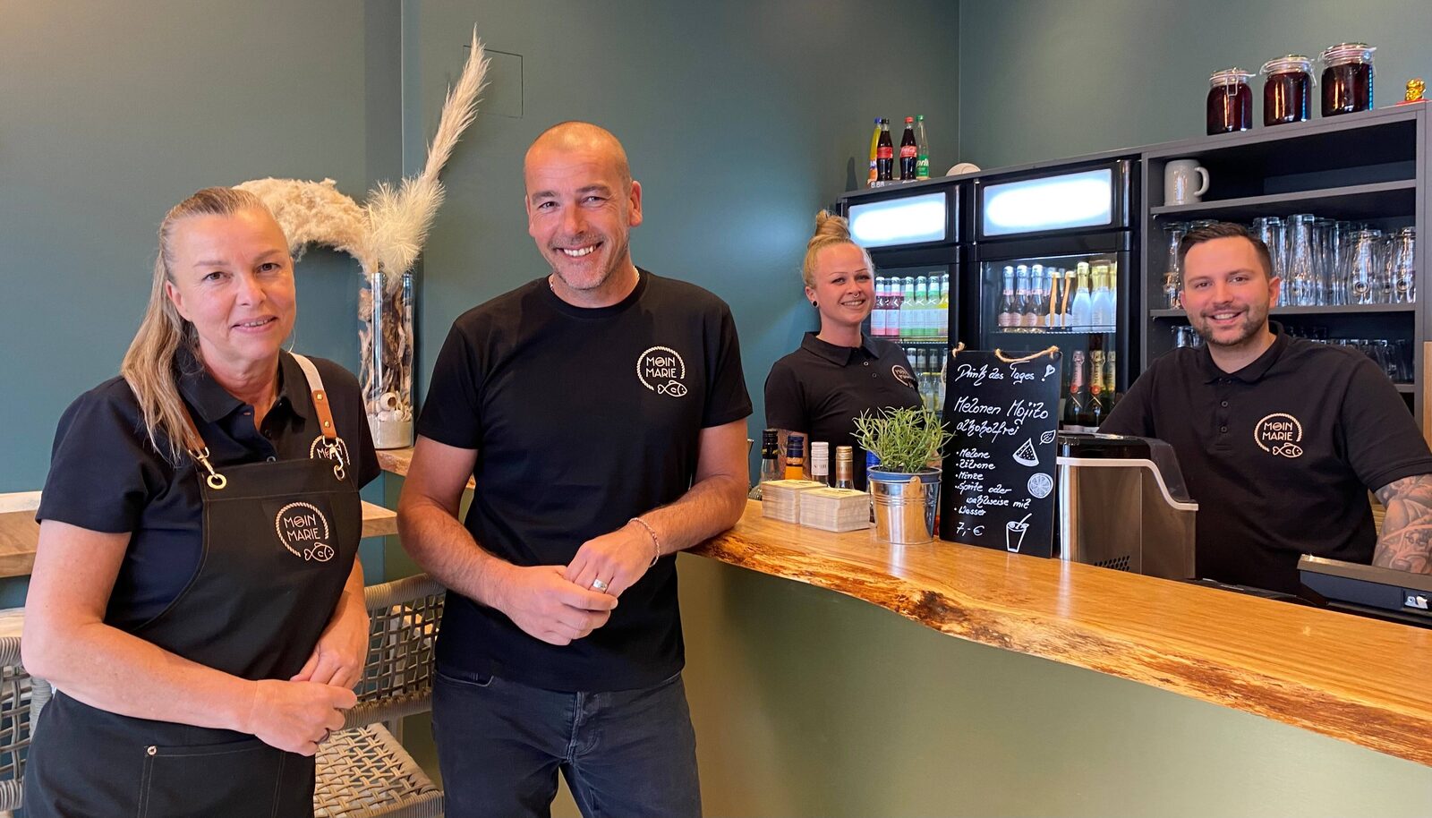 Das Moin-Marie-Team hinter dem Tresen in Sellin